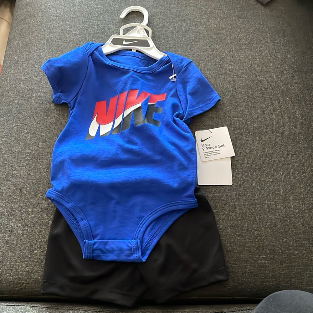 Nike two piece set (never worn w/ tags)